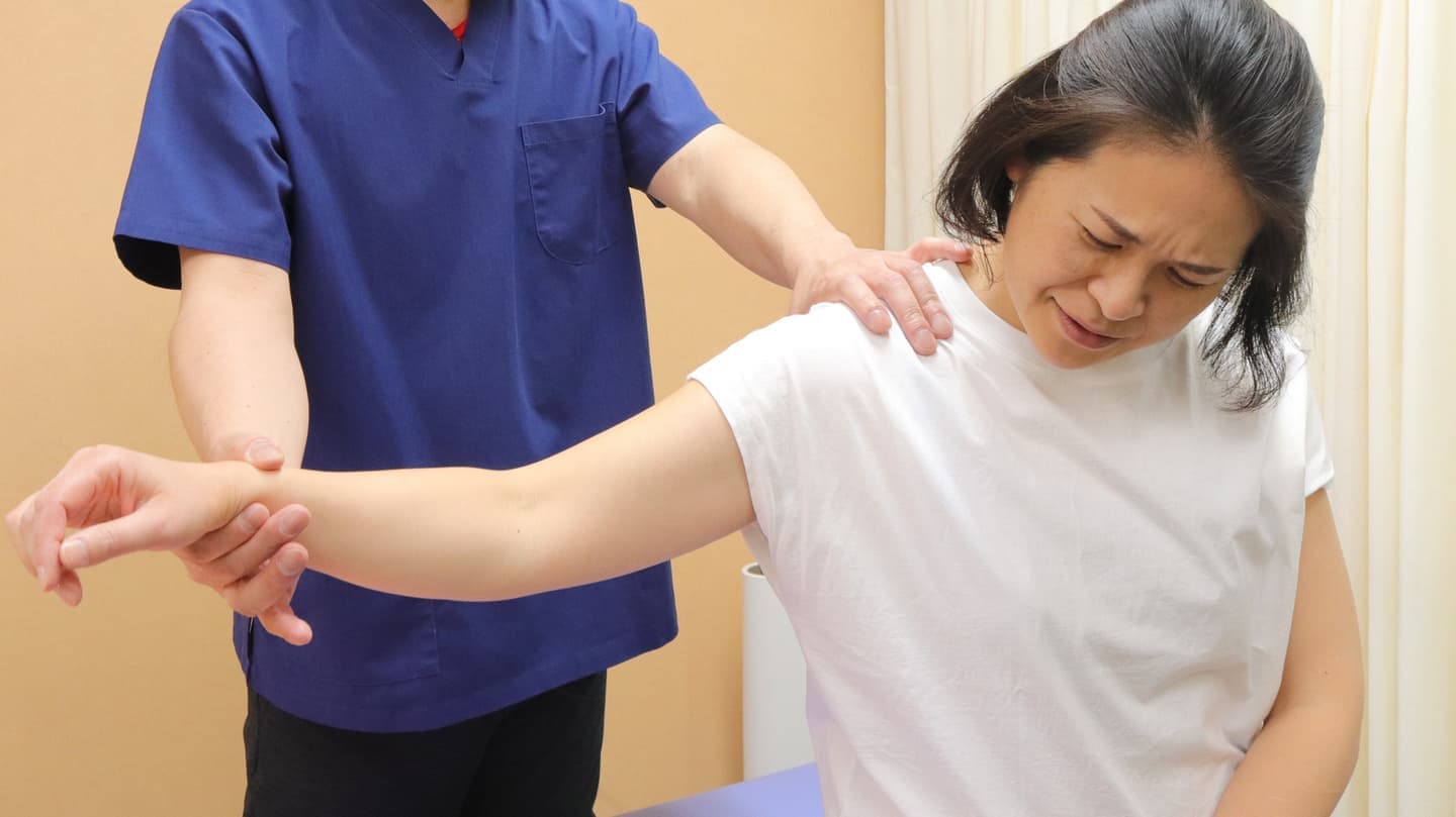 肩の状況を検査
